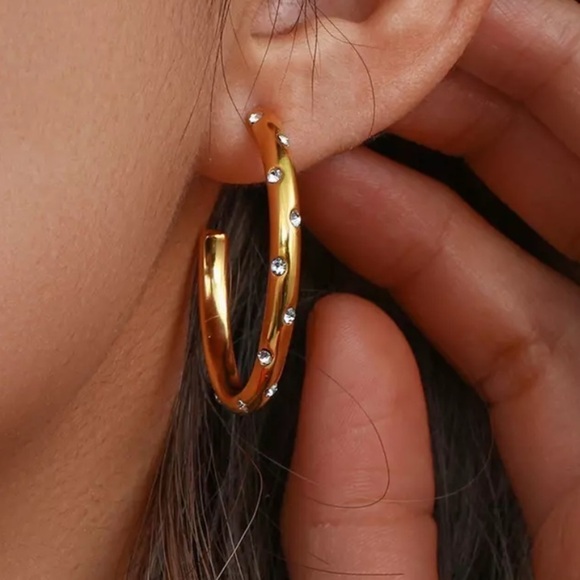 𝅺⭐️ New Classic Gold Plated Zircon Hoop Earrings - Picture 1 of 7